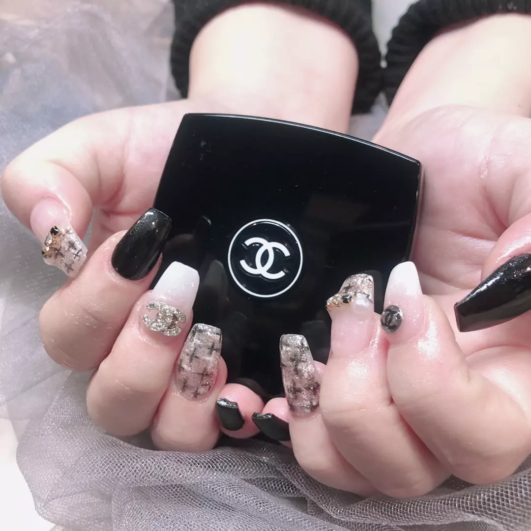 Bella Beauty 핑크와 블랙 패턴 네일